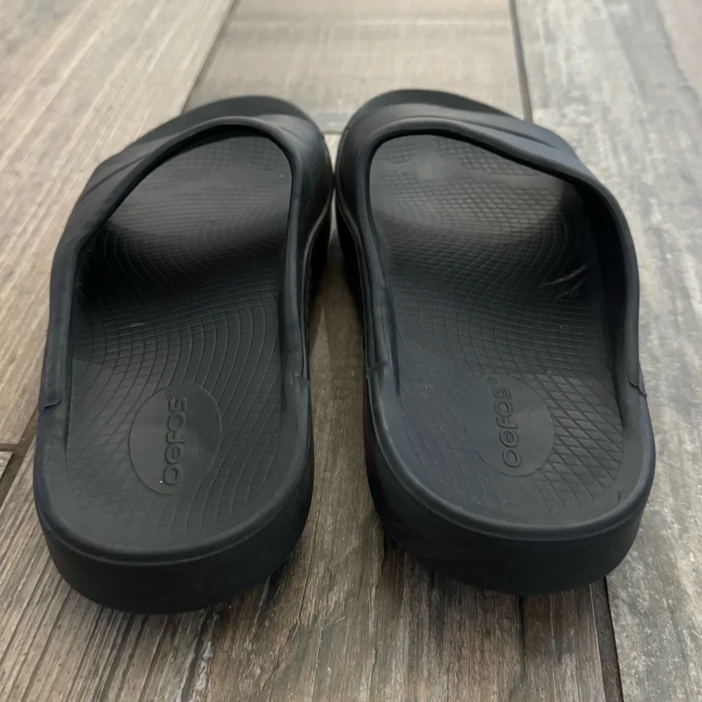 Oofos OOahh Slide Sandal in Black size Men’s 9 or Women’s 11